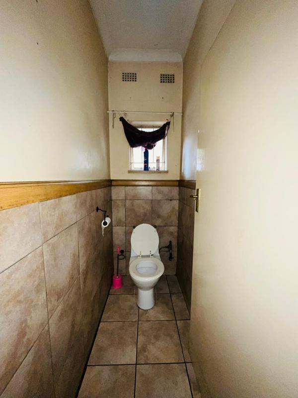 6 Bedroom Property for Sale in Rhodesfield Gauteng