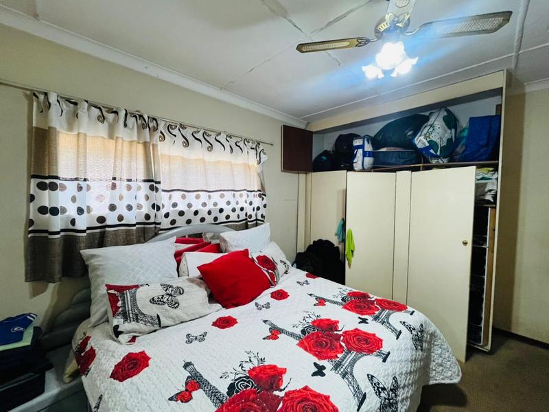 6 Bedroom Property for Sale in Rhodesfield Gauteng