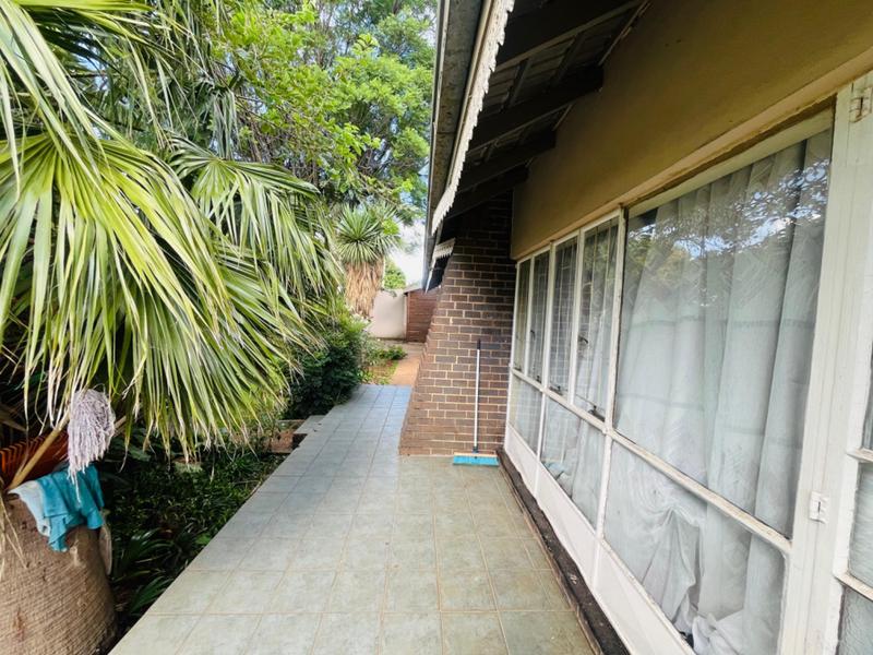6 Bedroom Property for Sale in Rhodesfield Gauteng