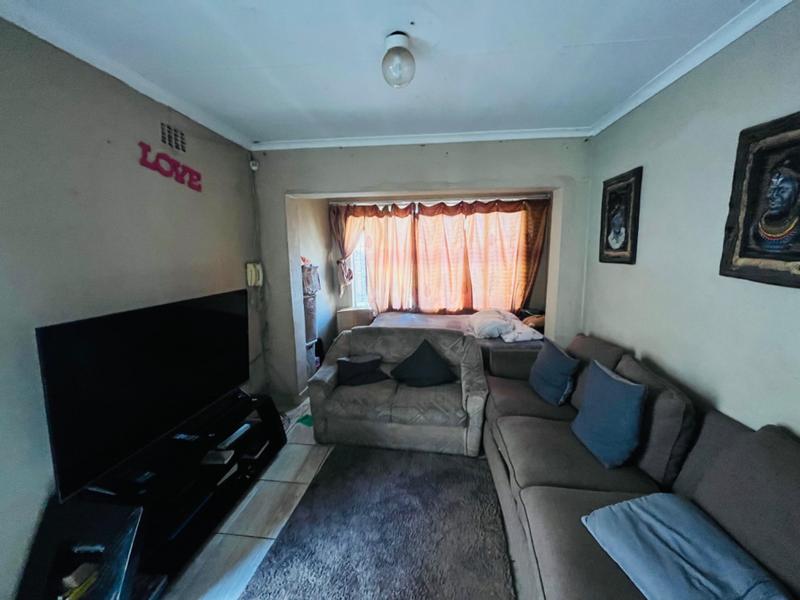 6 Bedroom Property for Sale in Rhodesfield Gauteng