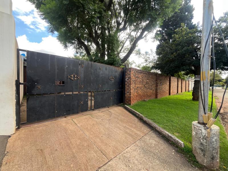 6 Bedroom Property for Sale in Rhodesfield Gauteng