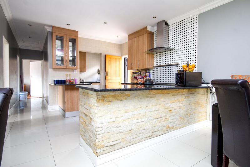 5 Bedroom Property for Sale in Thatchfield Gauteng