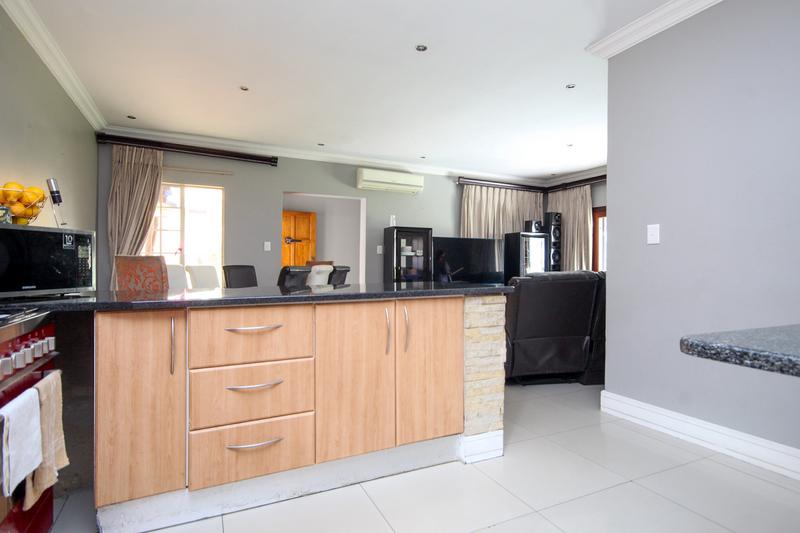 5 Bedroom Property for Sale in Thatchfield Gauteng