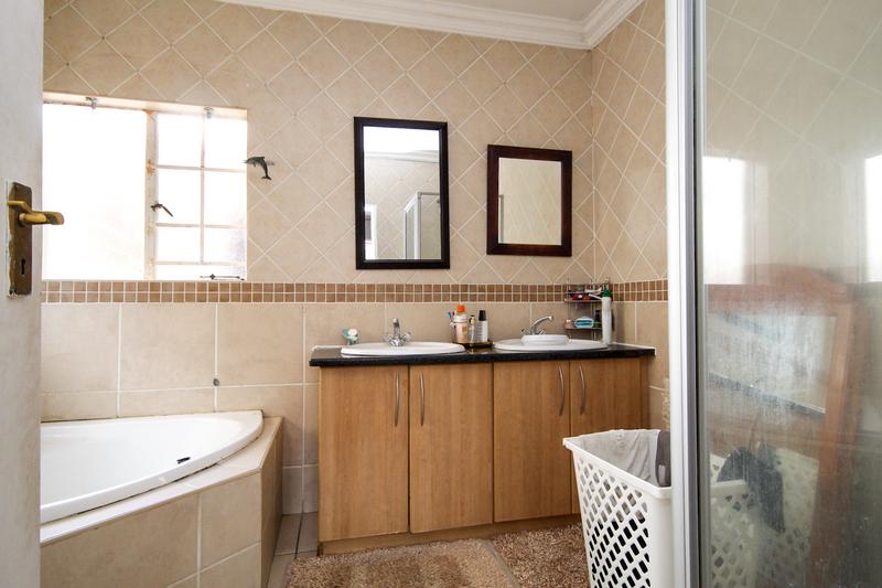 5 Bedroom Property for Sale in Thatchfield Gauteng