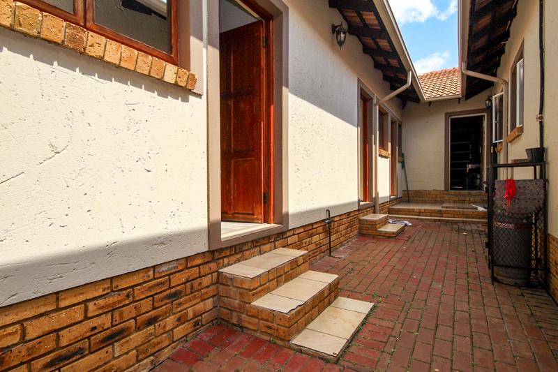 5 Bedroom Property for Sale in Thatchfield Gauteng