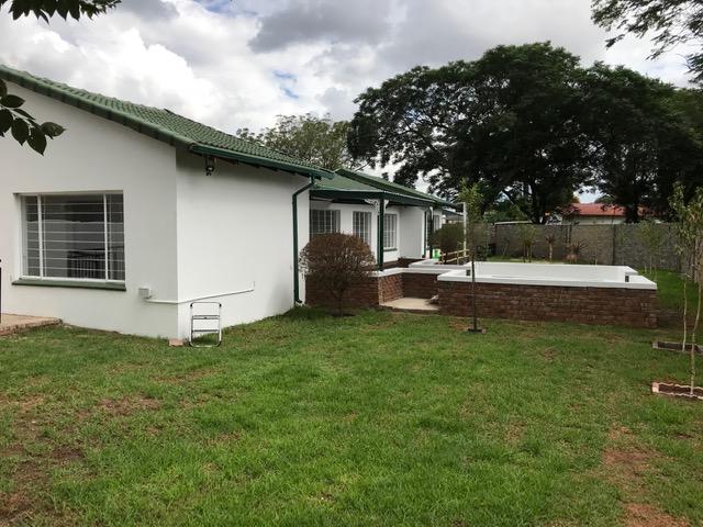To Let 4 Bedroom Property for Rent in Farrarmere Gauteng