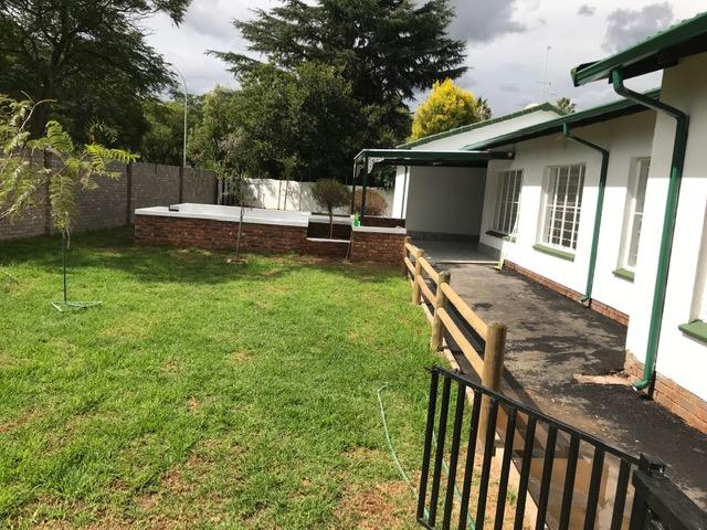 To Let 4 Bedroom Property for Rent in Farrarmere Gauteng