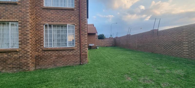 2 Bedroom Property for Sale in The Reeds Gauteng