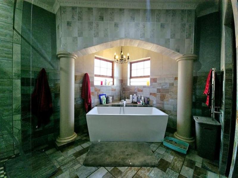 5 Bedroom Property for Sale in Kameeldrift East Gauteng