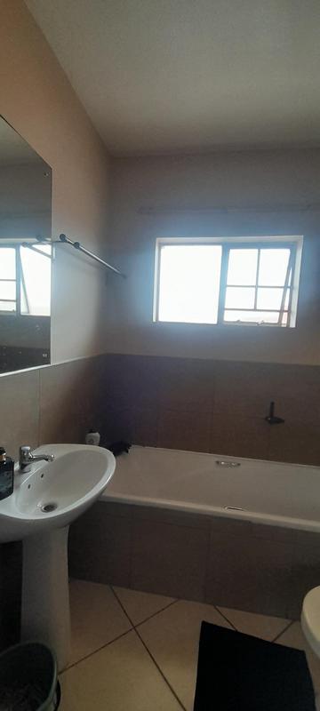 To Let 2 Bedroom Property for Rent in Monavoni Gauteng