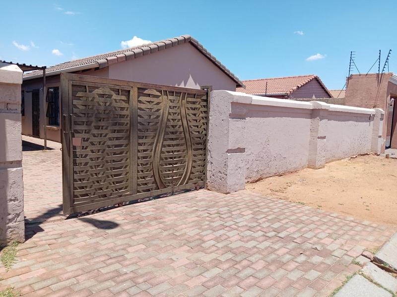 3 Bedroom Property for Sale in Protea Glen Gauteng