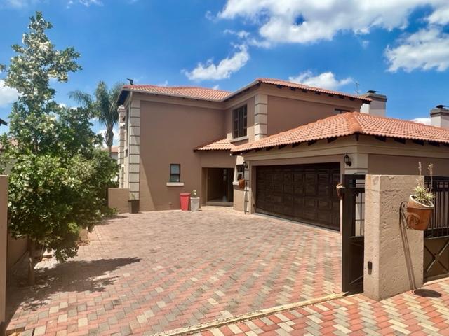 To Let 3 Bedroom Property for Rent in Ruimsig Gauteng