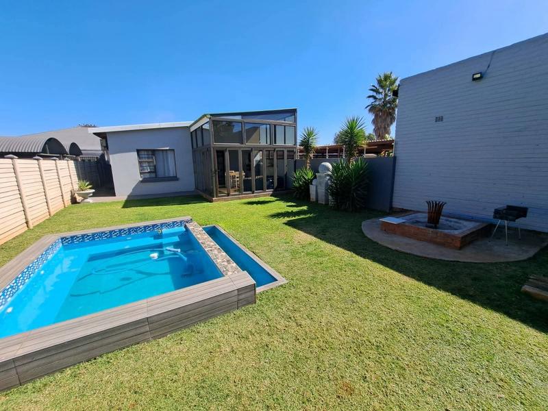To Let 2 Bedroom Property for Rent in Rothdene Gauteng