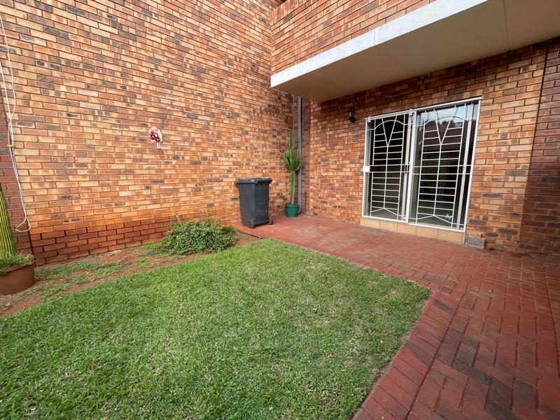 2 Bedroom Property for Sale in Die Hoewes Gauteng
