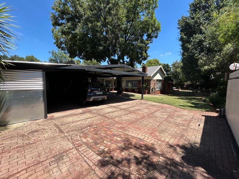 6 Bedroom Property for Sale in Eldoraigne Gauteng