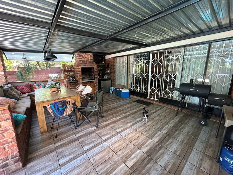 6 Bedroom Property for Sale in Eldoraigne Gauteng