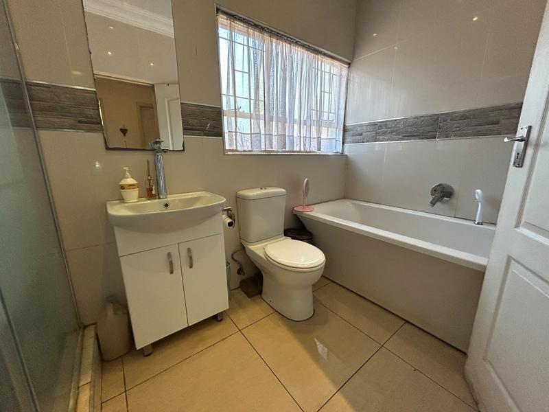 5 Bedroom Property for Sale in Eldoraigne Gauteng