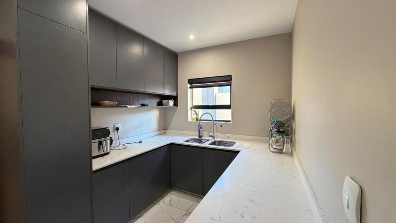 6 Bedroom Property for Sale in Copperleaf Estate Gauteng