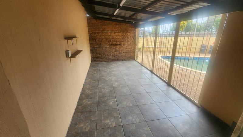 4 Bedroom Property for Sale in Helikonpark Gauteng
