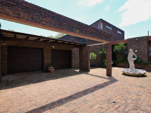 5 Bedroom Property for Sale in Glen Marais Gauteng