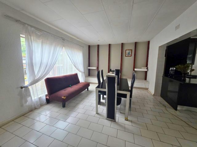 5 Bedroom Property for Sale in Glen Marais Gauteng