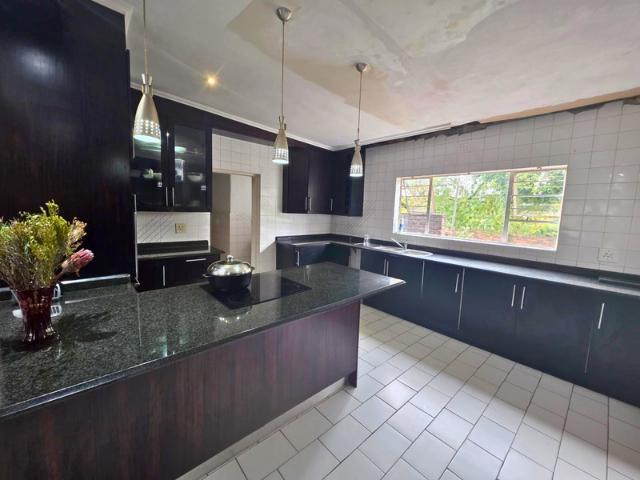 5 Bedroom Property for Sale in Glen Marais Gauteng