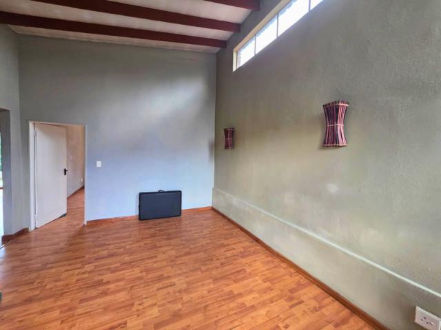 5 Bedroom Property for Sale in Glen Marais Gauteng