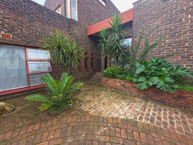 5 Bedroom Property for Sale in Glen Marais Gauteng