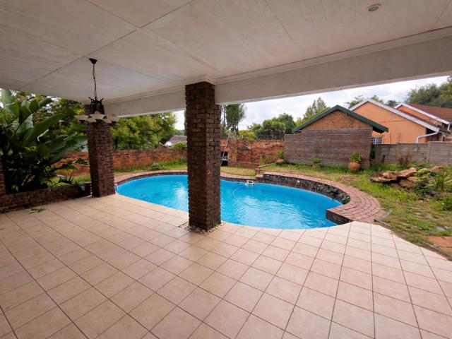 5 Bedroom Property for Sale in Glen Marais Gauteng