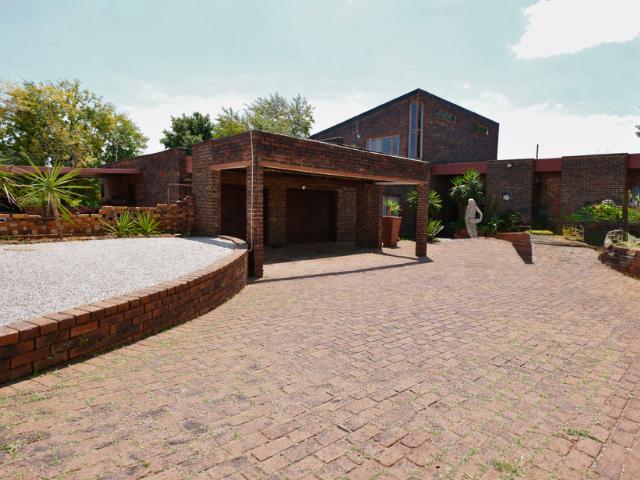 5 Bedroom Property for Sale in Glen Marais Gauteng