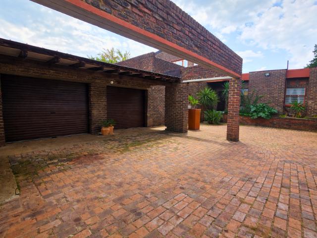 5 Bedroom Property for Sale in Glen Marais Gauteng