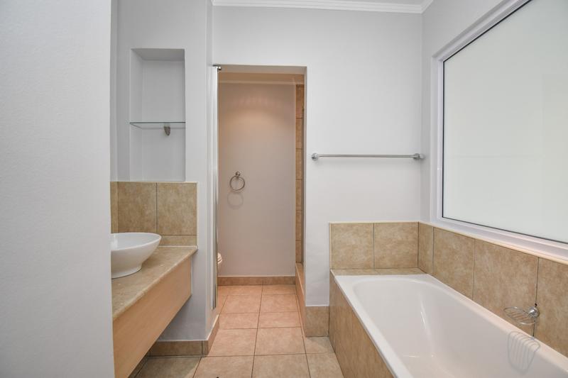 To Let 2 Bedroom Property for Rent in Sandhurst Gauteng