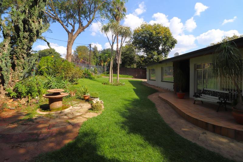 To Let 3 Bedroom Property for Rent in Fontainebleau Gauteng