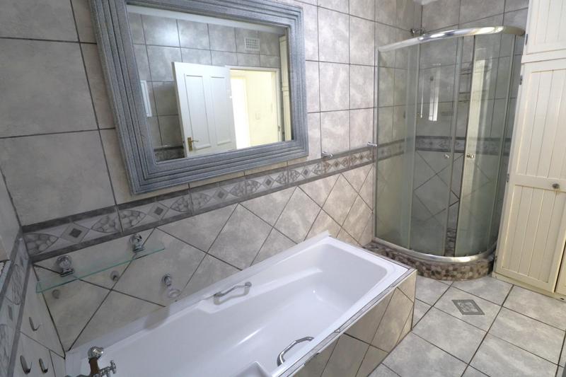 To Let 3 Bedroom Property for Rent in Fontainebleau Gauteng