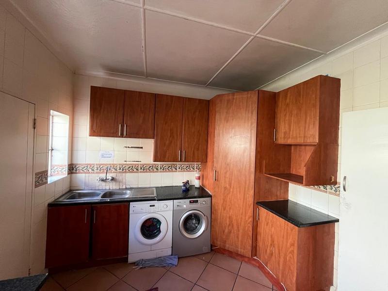 7 Bedroom Property for Sale in Fairwood Gauteng