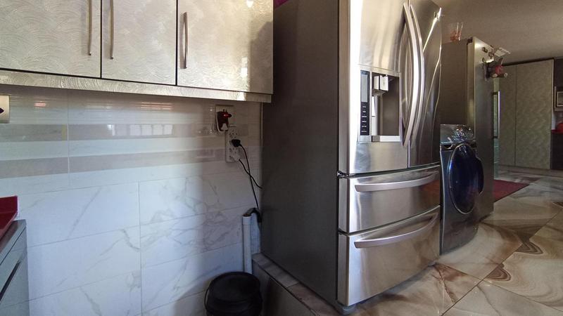 7 Bedroom Property for Sale in Raslouw Gauteng