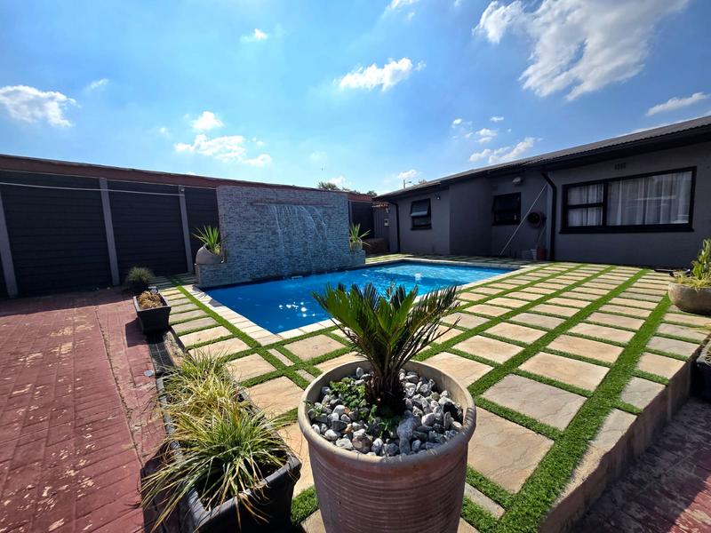 5 Bedroom Property for Sale in Raceview Gauteng