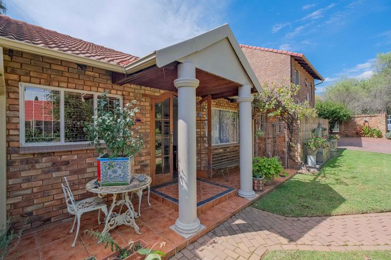 5 Bedroom Property for Sale in Rooihuiskraal Gauteng