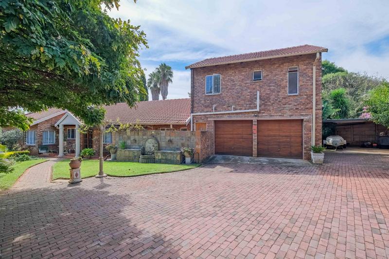 5 Bedroom Property for Sale in Rooihuiskraal Gauteng