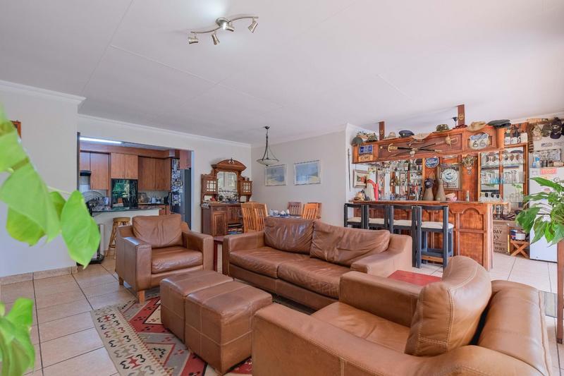 5 Bedroom Property for Sale in Rooihuiskraal Gauteng