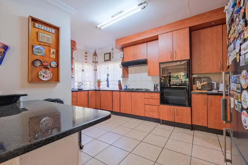 5 Bedroom Property for Sale in Rooihuiskraal Gauteng