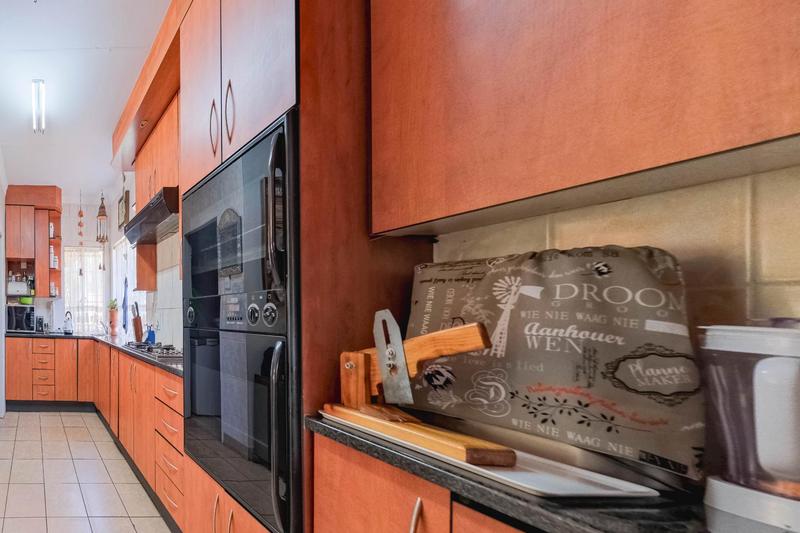 5 Bedroom Property for Sale in Rooihuiskraal Gauteng