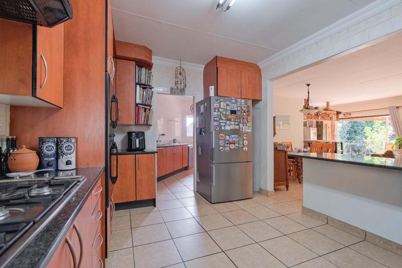 5 Bedroom Property for Sale in Rooihuiskraal Gauteng
