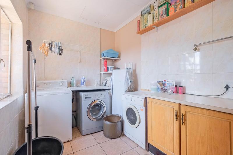 5 Bedroom Property for Sale in Rooihuiskraal Gauteng