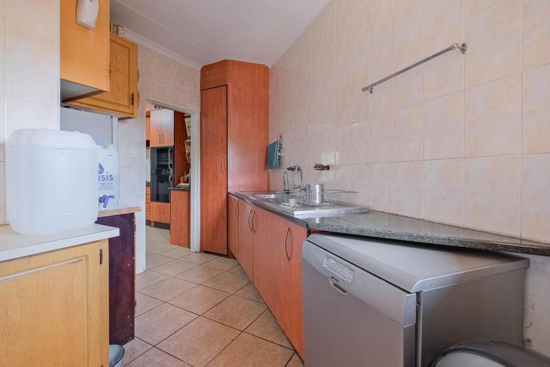 5 Bedroom Property for Sale in Rooihuiskraal Gauteng