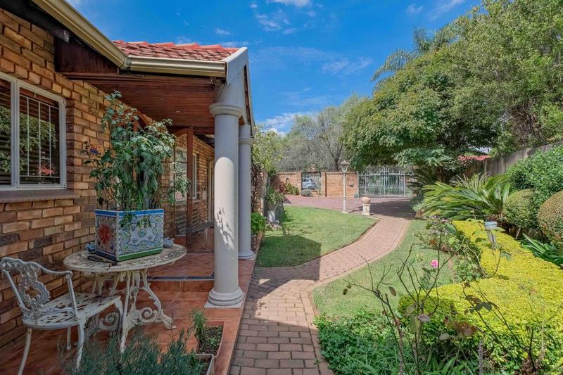 5 Bedroom Property for Sale in Rooihuiskraal Gauteng