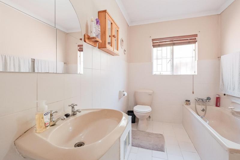 5 Bedroom Property for Sale in Rooihuiskraal Gauteng