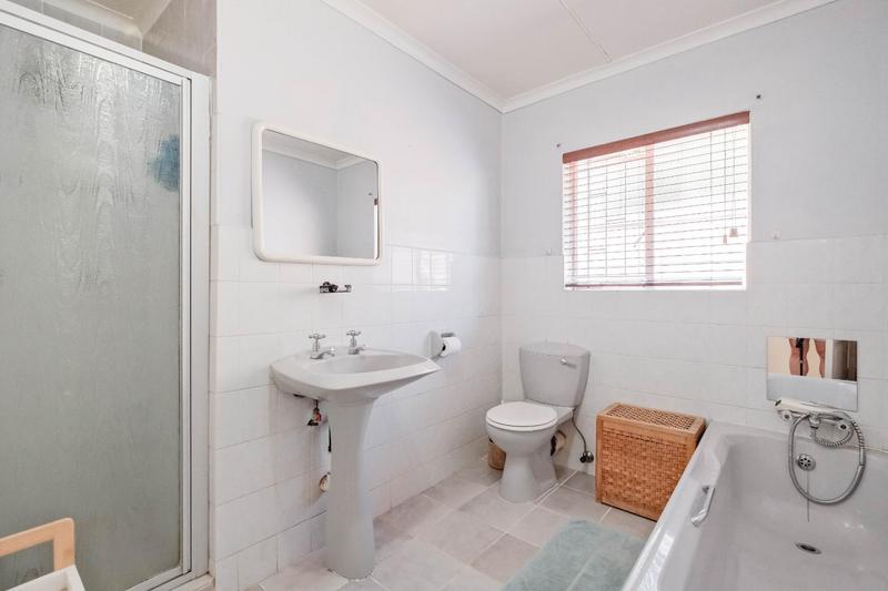 5 Bedroom Property for Sale in Rooihuiskraal Gauteng