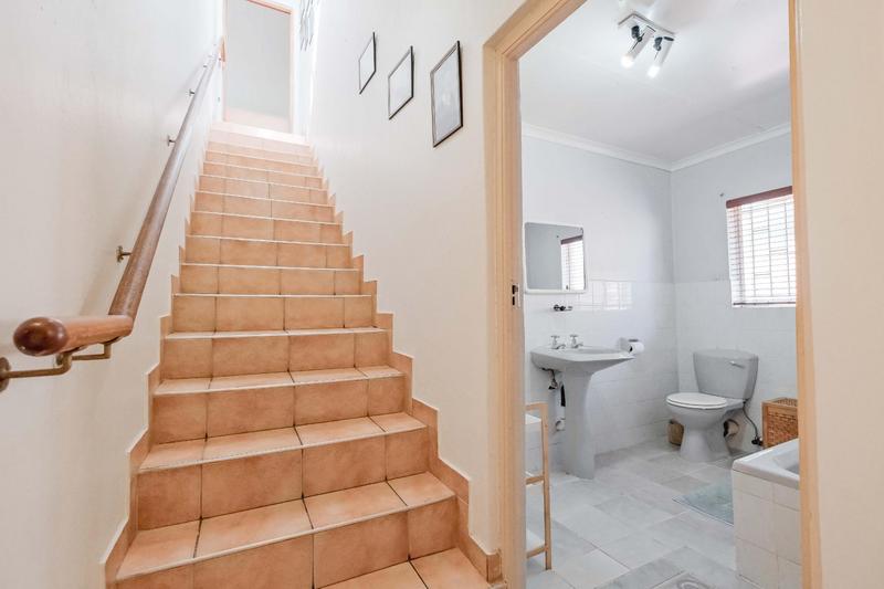 5 Bedroom Property for Sale in Rooihuiskraal Gauteng