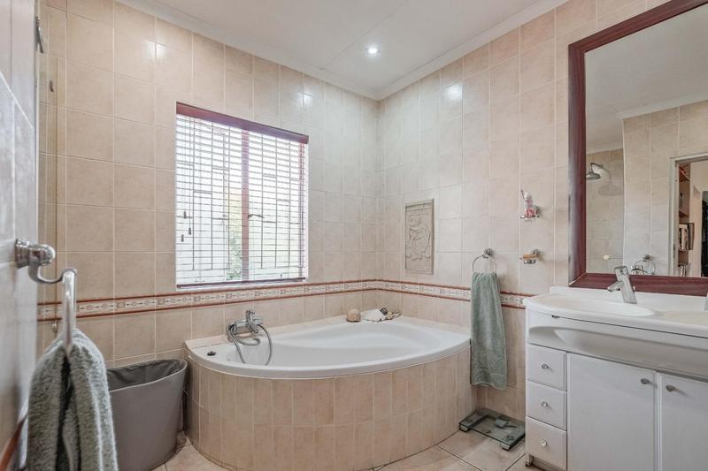 5 Bedroom Property for Sale in Rooihuiskraal Gauteng